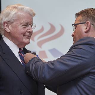 Fyrrverandi forseti Íslands, hr. Ólafur Ragnar Grímsson sæmdur Heiðurskrossi ÍSÍ